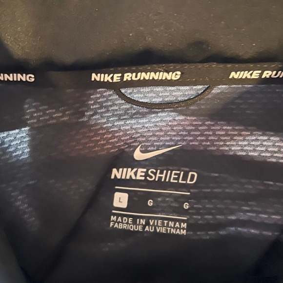 Nike Shield Full Zip Running Jacket Black Large Rain Repellant Large - Picture 7 of 10